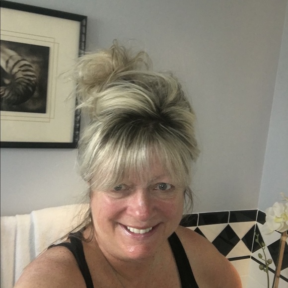 Meet your Posher, Debbie - Picture 2 of 2